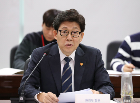 조명래 환경부 장관이 18일 오후 세종시 정부세종청사 환경부 종합상황실에서 열린 제1기 금강유역물관리위원회 1차 회의에서 발언하고 있다. 연합뉴스